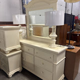 Broyhill 9 Drawer Dresser w Mirror